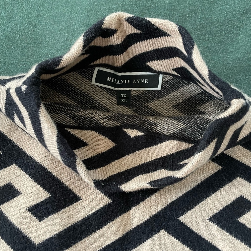 Geometric Patterned Sweater - Picture 4 of 11